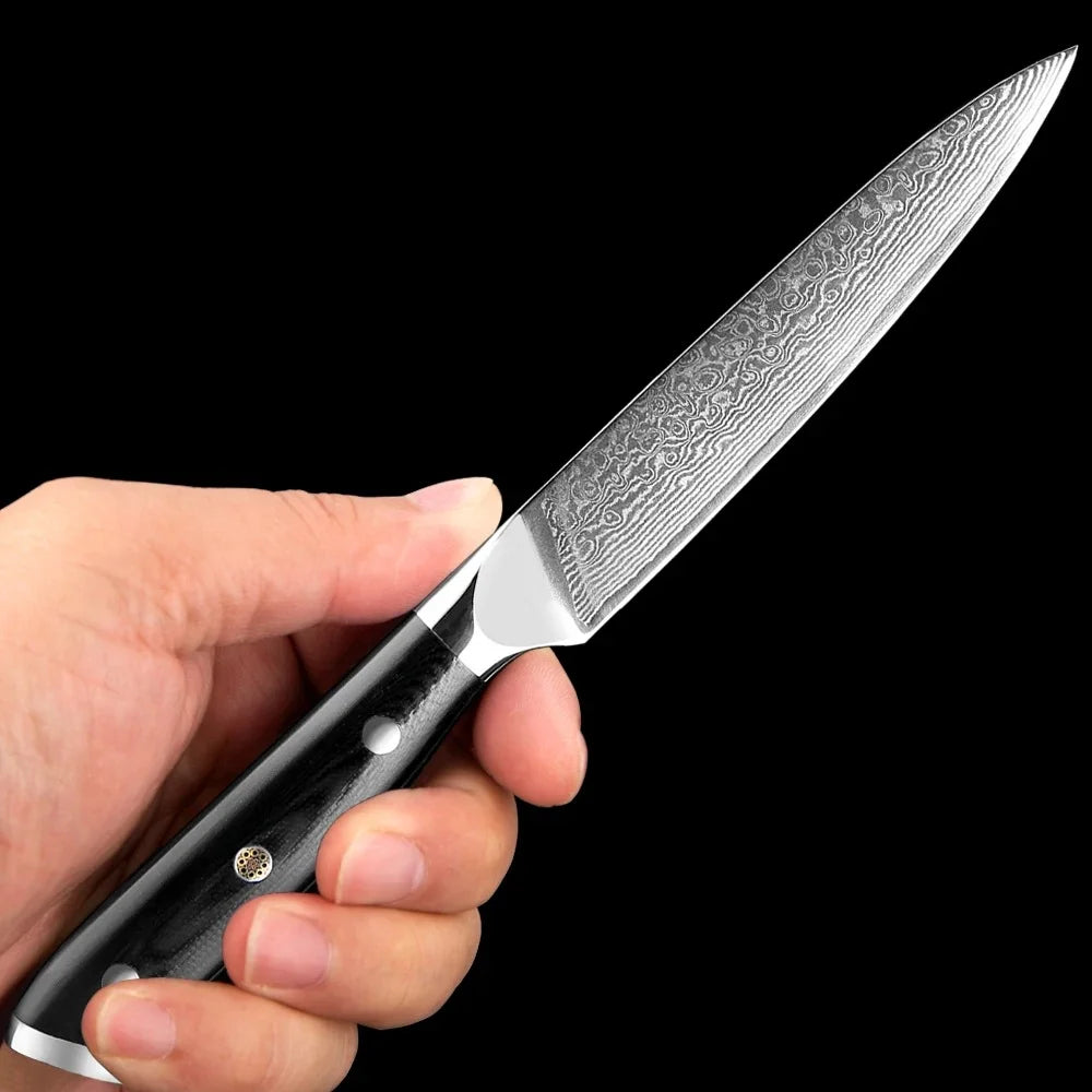 L'Utilitaire Kusanagi™ est spécialement conçu pour être l'outil parfait entre le couteau de chef et le couteau d'office. Plus petit et plus léger qu'un couteau de chef traditionnel, mais plus grand et plus robuste qu'un couteau d'office, il offre une polyvalence exceptionnelle pour toutes les tâches culinaires quotidiennes. Que ce soit pour découper, émincer ou hacher, l'Utilitaire Kusanagi™ est un compagnon indispensable dans la cuisine.